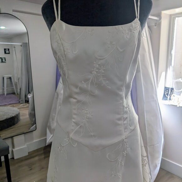 Basque Waist Wedding Dress Size 6 - Picture 4 of 5